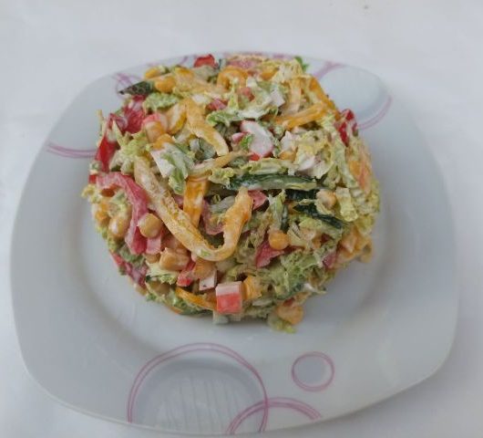 Салат с крабовыми палочками и свежими овощами – пошаговый рецепт