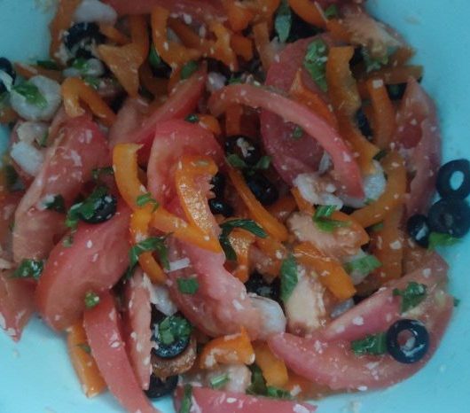 Насыщенный салат из креветок с руколой и овощами – пошаговый рецепт