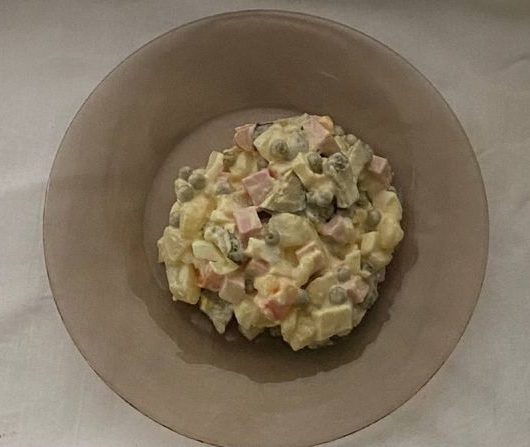 Классический салат «Оливье» с колбасой – пошаговый рецепт