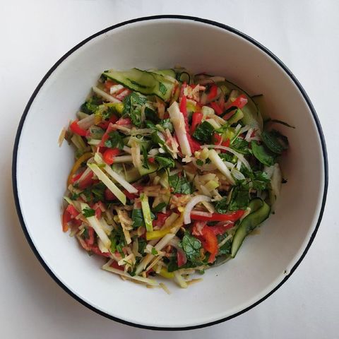 Овощной салат с кольраби и орехами – пошаговый рецепт