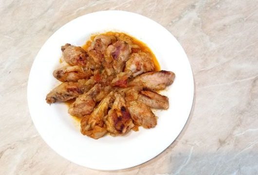 Аппетитное чахохбили с пряными куриными крылышками по-домашнему – пошаговый рецепт