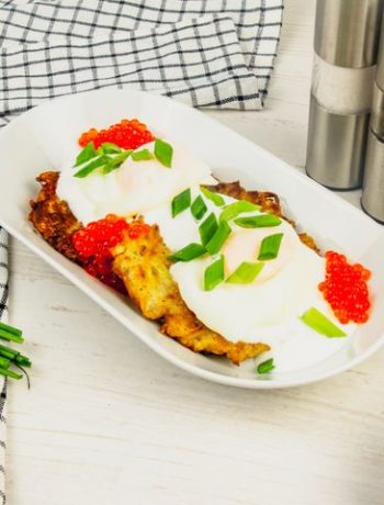 Хашбрауны с красной икрой и яйцом пашот – пошаговый рецепт