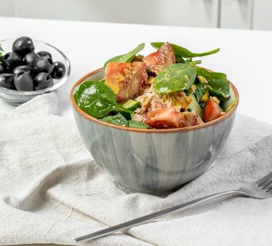 Салат из консервированного тунца и шпината – пошаговый рецепт