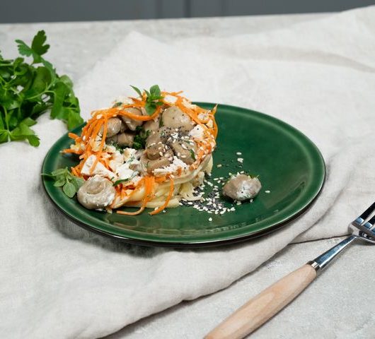 «Грибная поляна» с корейской морковью и свежей зеленью – пошаговый рецепт