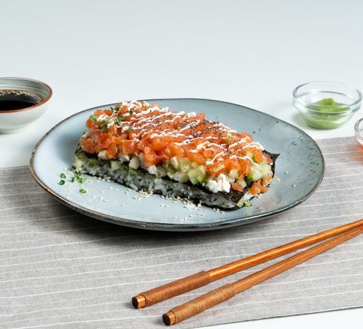 Слоеный салат-торт-суши с красной рыбой и сыром филадельфия – пошаговый рецепт