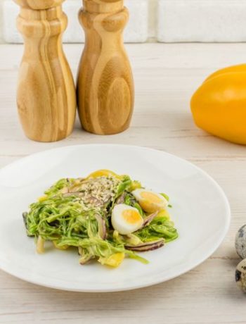 Салат из чуки с перепелиными яйцами и ореховым соусом – пошаговый рецепт