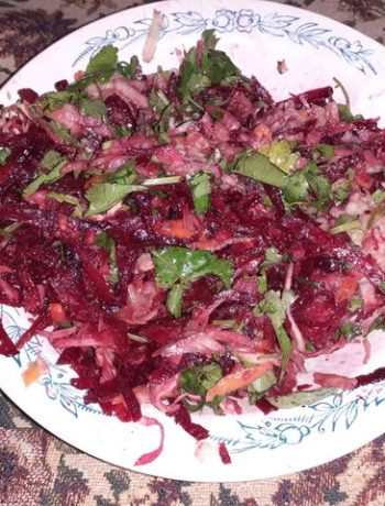 Витаминный салат из квашенной капусты