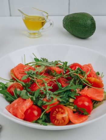 Салат с авокадо и красной рыбой – пошаговый рецепт