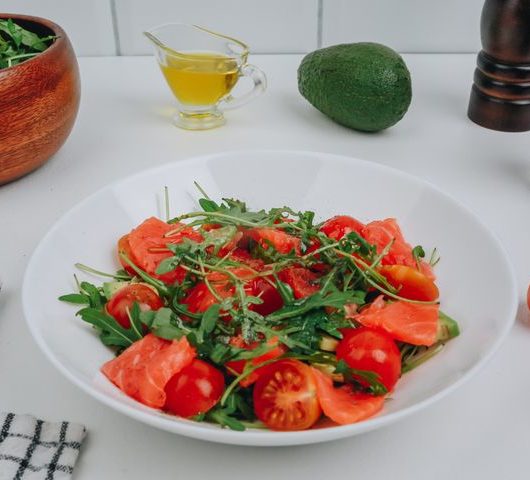 Салат с авокадо и красной рыбой – пошаговый рецепт
