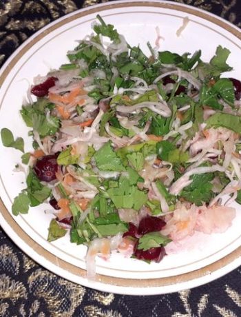 Витаминный салат из квашеной капусты с петрушкой и клюквой – пошаговый рецепт