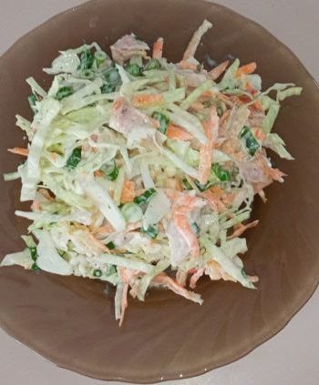 Быстрый овощной салат с копченой курицей «Любимый» – пошаговый рецепт