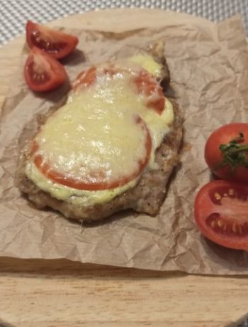 Стейк под помидорно-сырной шапочкой – пошаговый рецепт
