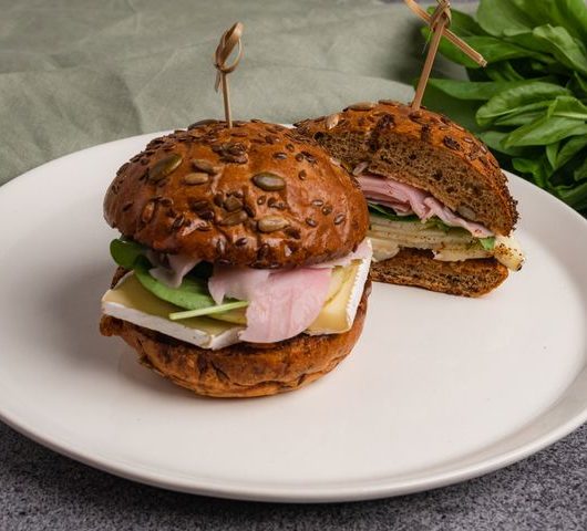 Сэндвич с грушей и сыром бри – пошаговый рецепт
