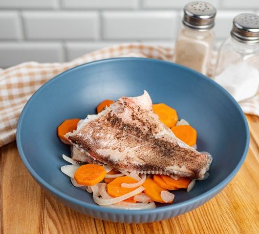 Окунь в пароварке с морковью и луком – пошаговый рецепт