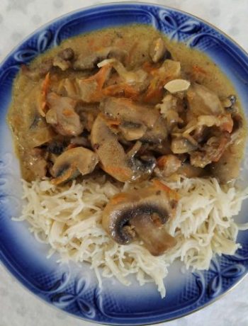 Свинина с грибами в сметанном соусе с гарниром из вермишели – пошаговый рецепт