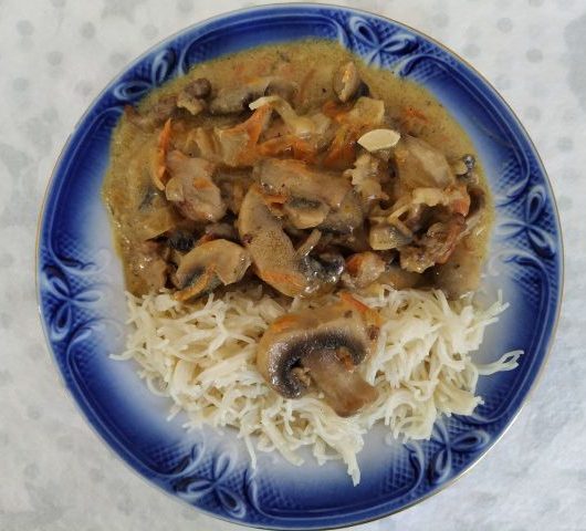 Свинина с грибами в сметанном соусе с гарниром из вермишели – пошаговый рецепт