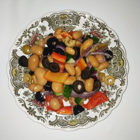 Быстрый салат из фасоли с овощами и оливками – пошаговый рецепт