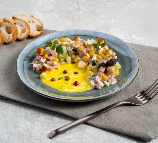 Салат с колбасой и сухариками – пошаговый рецепт
