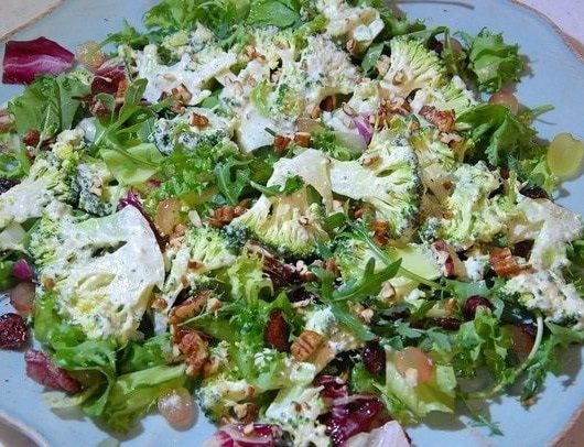 Салат с брокколи и виноградом под соусом из кешью – пошаговый рецепт