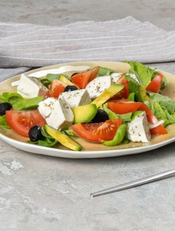 Быстрый греческий салат с латуком и брынзой – пошаговый рецепт