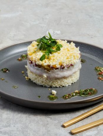 Оригинальный салат с кальмаром и солеными огурцами – пошаговый рецепт