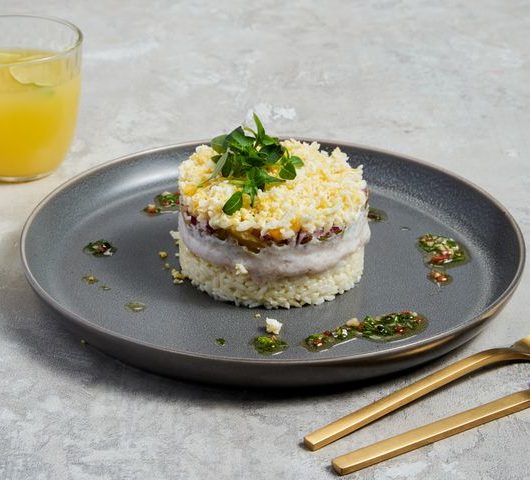 Оригинальный салат с кальмаром и солеными огурцами – пошаговый рецепт