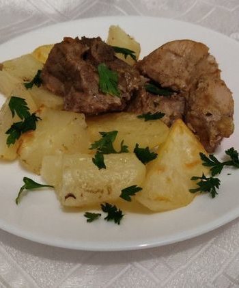 Душистый картофель и мясо с чесночным соусом в рукаве