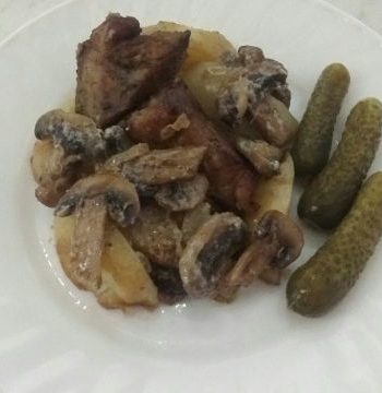 Запеченная свинина с картофелем под сметанно-грибным соусом – пошаговый рецепт