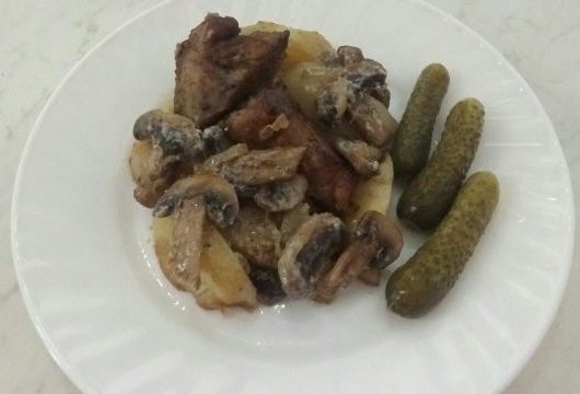 Запеченная свинина с картофелем под сметанно-грибным соусом – пошаговый рецепт