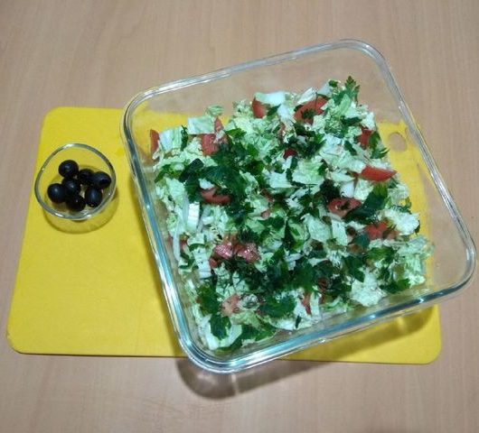 Разноцветный салат из пекинской капусты с овощами и маслинами – пошаговый рецепт
