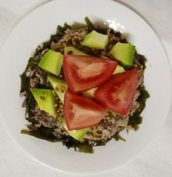 Оригинальный салат из морской капусты с тунцом и авокадо – пошаговый рецепт