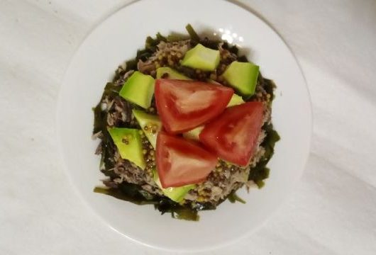 Оригинальный салат из морской капусты с тунцом и авокадо – пошаговый рецепт