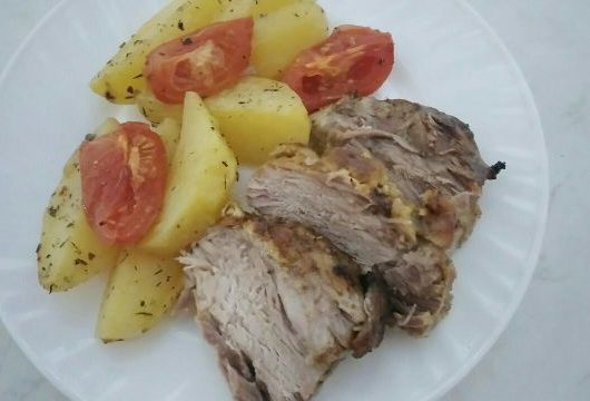 Свинина с картошкой и помидорами запеченная в духовке – пошаговый рецепт