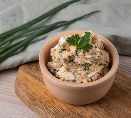 Салат с рыбной печенью и рисом – пошаговый рецепт