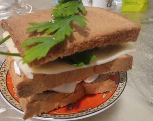Сэндвич с адыгейский сыром и сыром Маасдам – пошаговый рецепт
