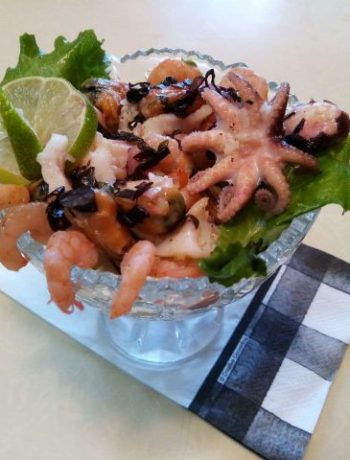 Нежный салат с коктейлем из морепродуктов – пошаговый рецепт