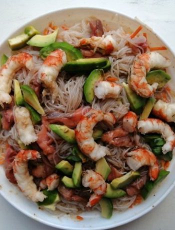 Легкий рыбный салат с креветками и фунчозой – пошаговый рецепт