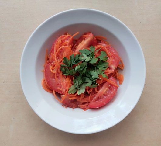 Необычная морковь по-корейски с помидорами – пошаговый рецепт