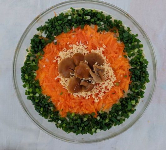 Праздничный слоеный салат с грибами и курицей – пошаговый рецепт