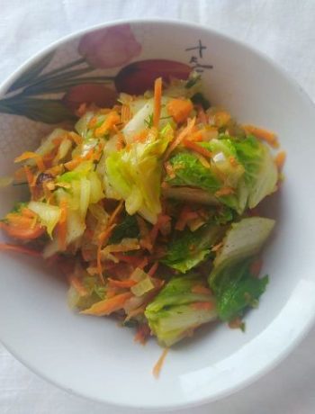 Простой салат из капусты и моркови с шафраном в банке