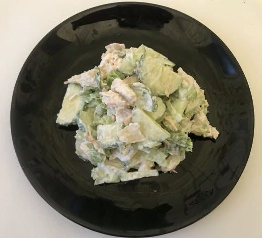 Вкусный салат из куриного филе и овощей