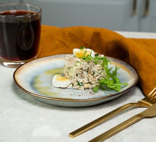 Салат из рыбных консервов с рисом и огурцом – пошаговый рецепт