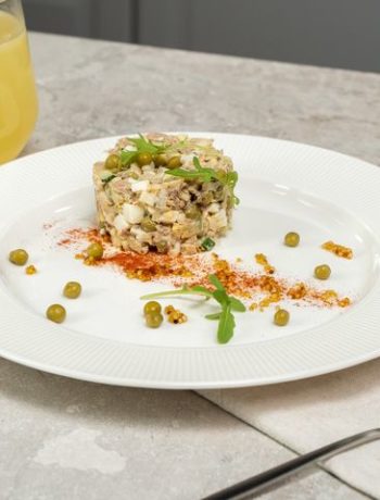 Салат с рыбными консервами и зеленым горошком – пошаговый рецепт