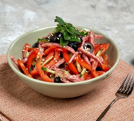Салат «Нежность» с колбасой и огурцом – пошаговый рецепт