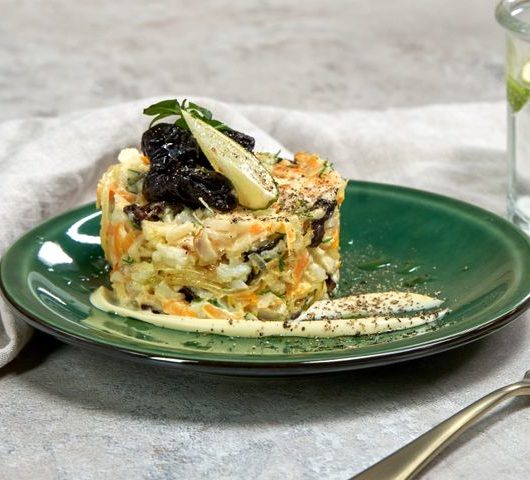 Салат «Нежность» с черносливом и филе палтуса – пошаговый рецепт