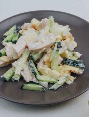 Диетический салат с грудкой и яичным блинчиком – пошаговый рецепт