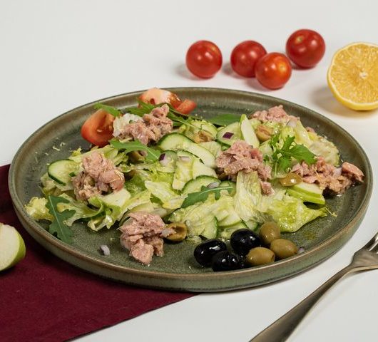 Простой рыбный салат на скорую руку – пошаговый рецепт