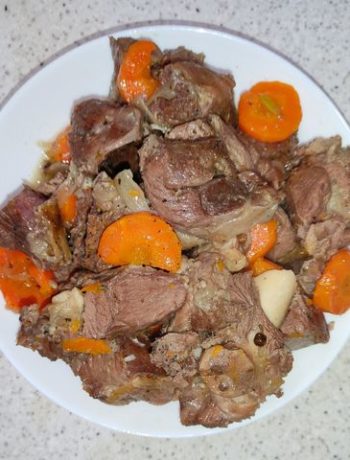 Тушеное мясо козы с луком и морковью в казане – пошаговый рецепт
