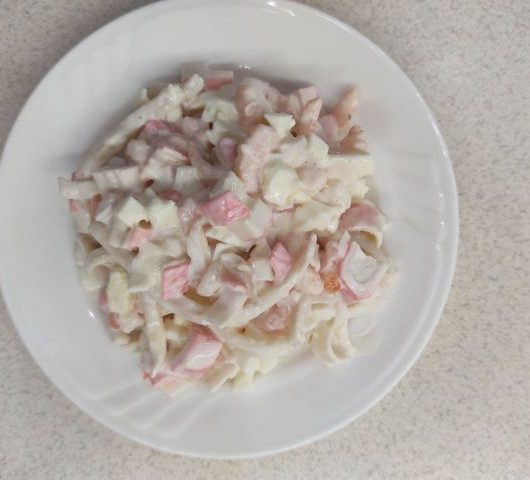 Ароматный салат с креветками и икрой – пошаговый рецепт