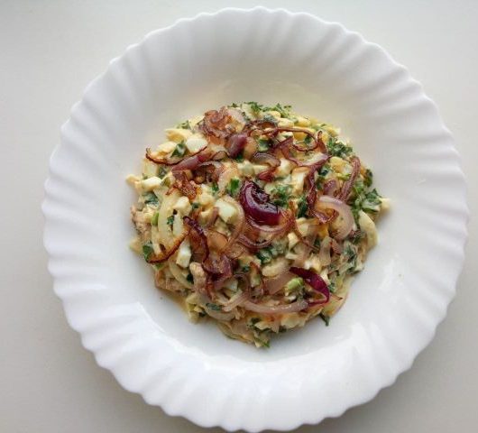 Быстрый яичный салат с карамелизованным луком – пошаговый рецепт